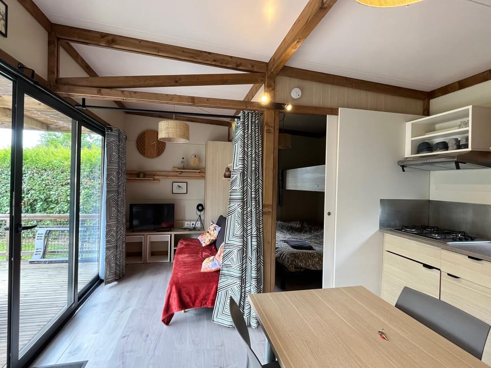 Chalet panoramique avec vue sur étang Campground/ 
RV Resort in Normandy