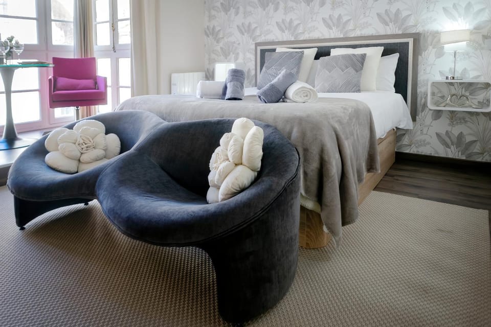 Bed, Photo of the whole room, Bedroom, towels
