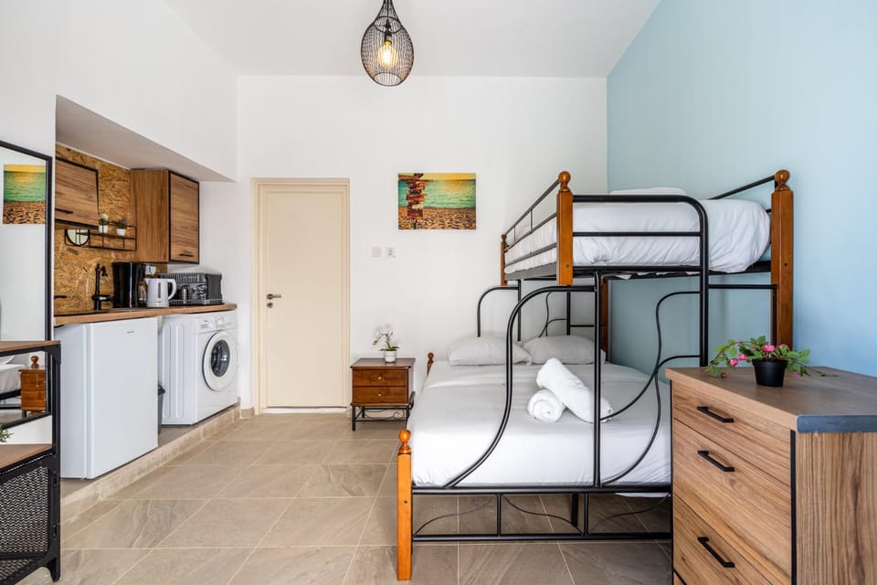 Bed, Kitchen or kitchenette, Bedroom, minibar, stove, washing machine