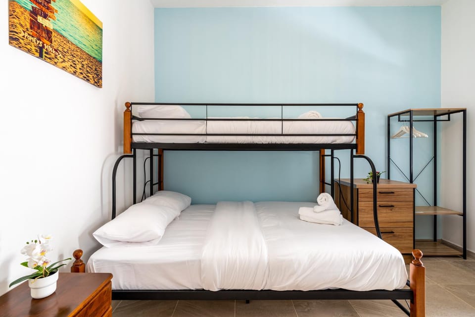 Bed, Bedroom, bunk bed, towels
