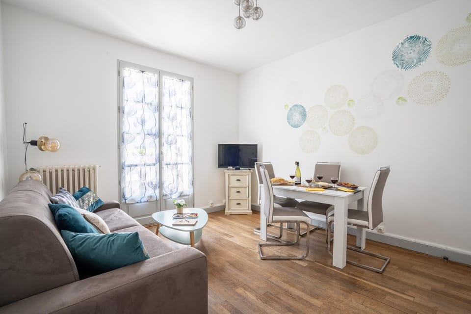 TV and multimedia, Living room, Decorative detail, Dining area, Meals