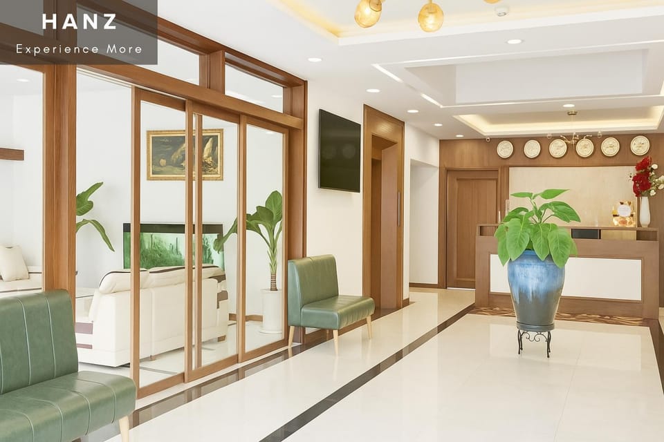 Communal lounge/ TV room, TV and multimedia, Living room, Lobby or reception, Seating area, Evening entertainment, Text overlay