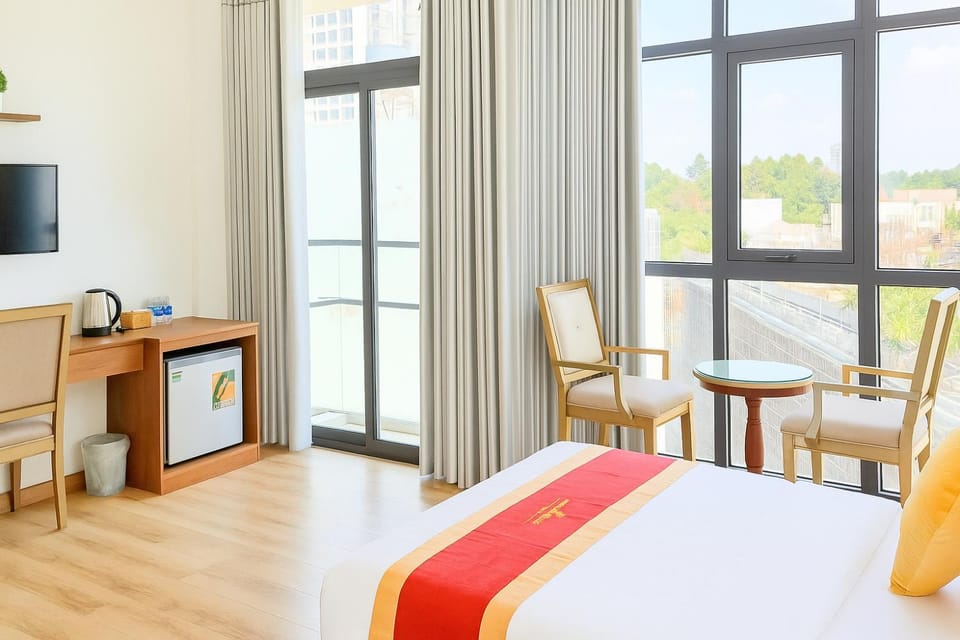 Bed, TV and multimedia, Kitchen or kitchenette, Living room, Photo of the whole room, Seating area, Dining area, Bedroom, hair dresser, minibar