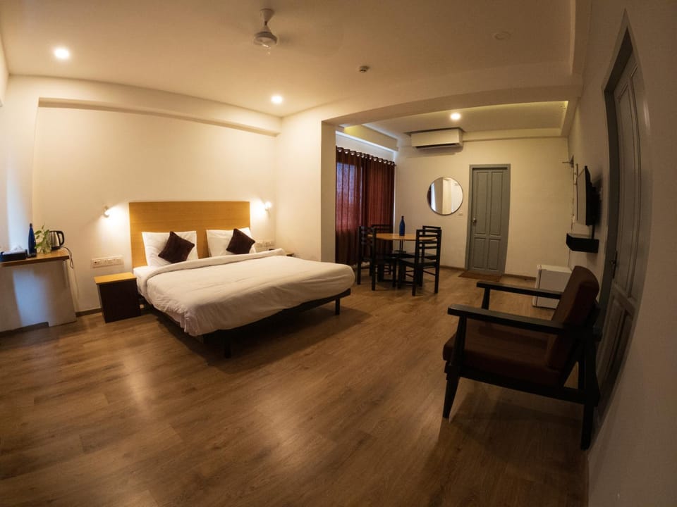 Bed, TV and multimedia, Living room, Photo of the whole room, Seating area, Bedroom