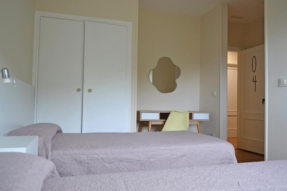 Bed, Photo of the whole room, Seating area, Bedroom