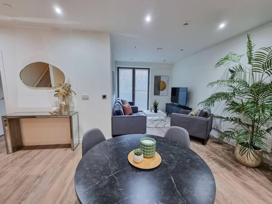 4 Bed Townhouse Piccadilly Free Parking House in Manchester
