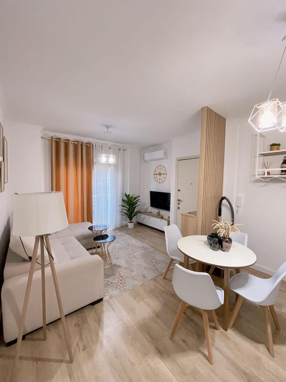 TV and multimedia, Living room, Seating area, Dining area