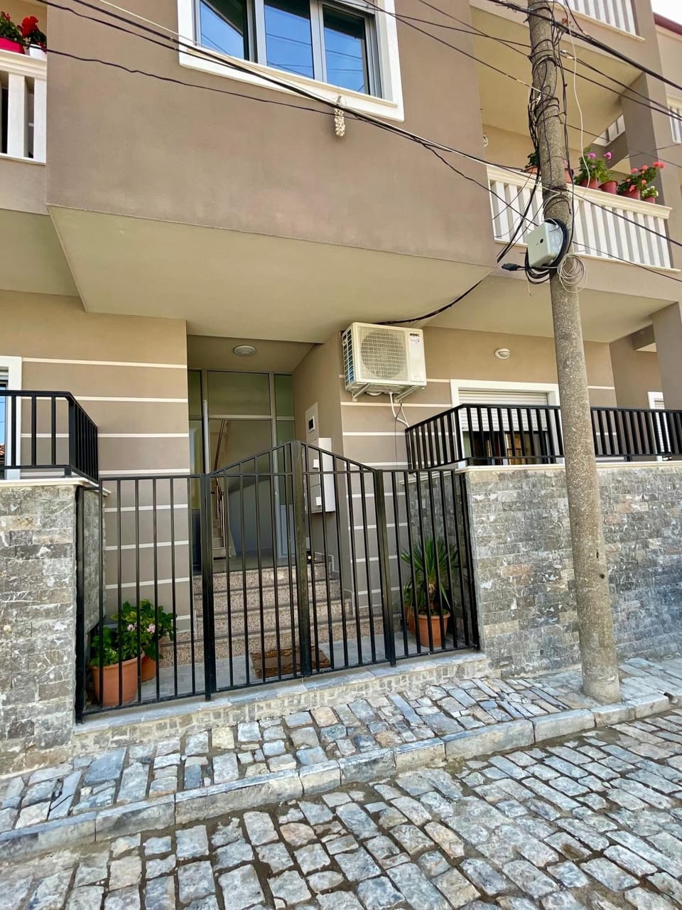 Property building, Facade/entrance, Balcony/Terrace