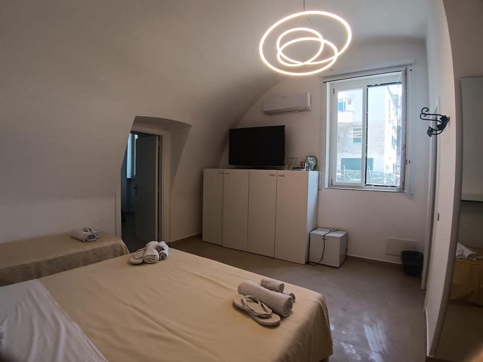 Bed, TV and multimedia, Photo of the whole room, Bedroom, towels, air conditioner