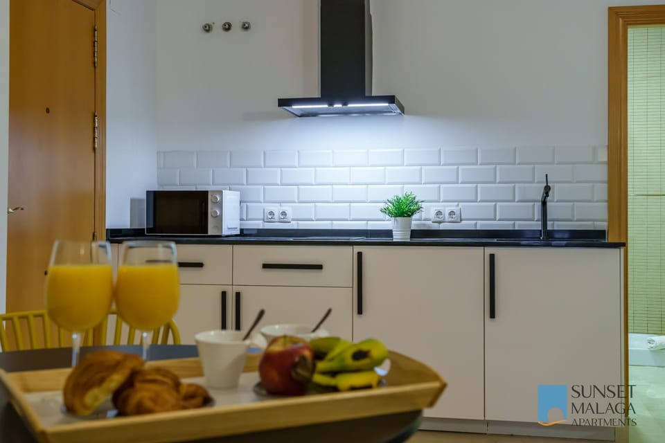 Kitchen or kitchenette, Food and drinks, Dining area, Communal kitchen, Food