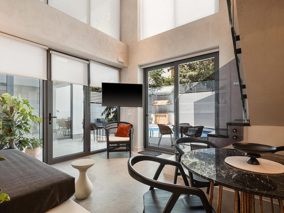 Patio, TV and multimedia, Living room, Seating area, Dining area