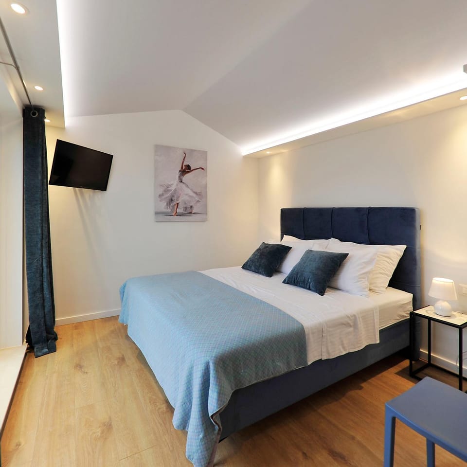 Bed, TV and multimedia, Photo of the whole room, Decorative detail, Bedroom