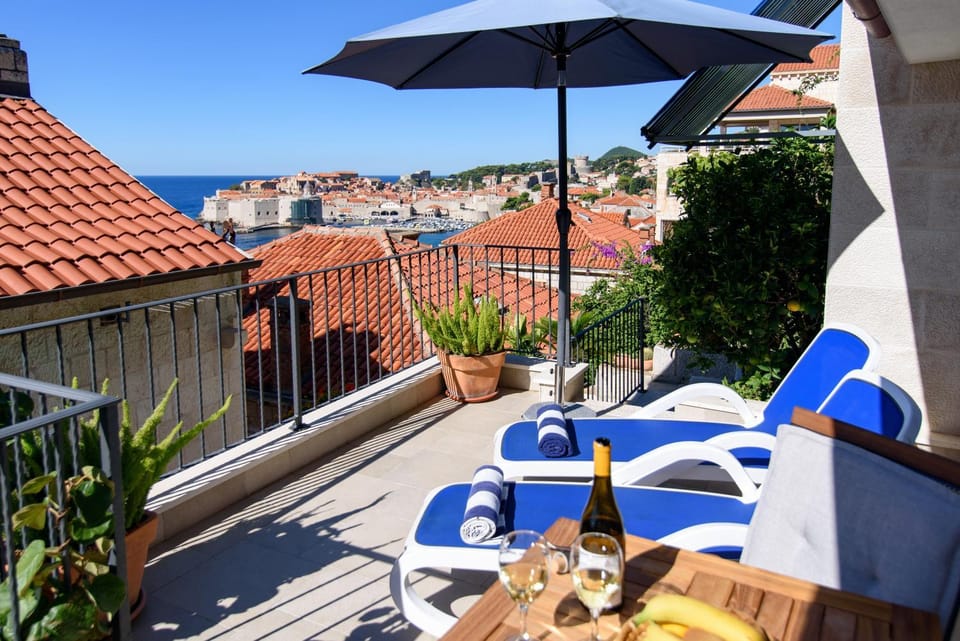 Property building, Patio, Nearby landmark, Day, View (from property/room), Balcony/Terrace, Food and drinks, Seating area, Dining area, Autumn, City view, Landmark view, Landmark view, Sea view, Drinks, Alcoholic drinks, sunbed