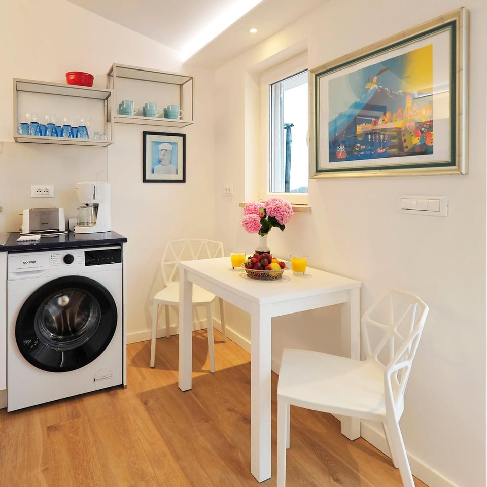 Day, Coffee/tea facilities, Kitchen or kitchenette, Decorative detail, Seating area, Seasons, washing machine