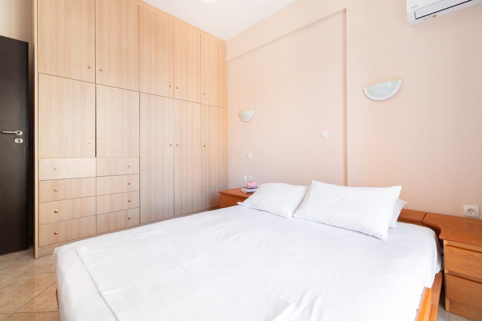 Bed, Photo of the whole room, Bedroom, wardrobe, air conditioner