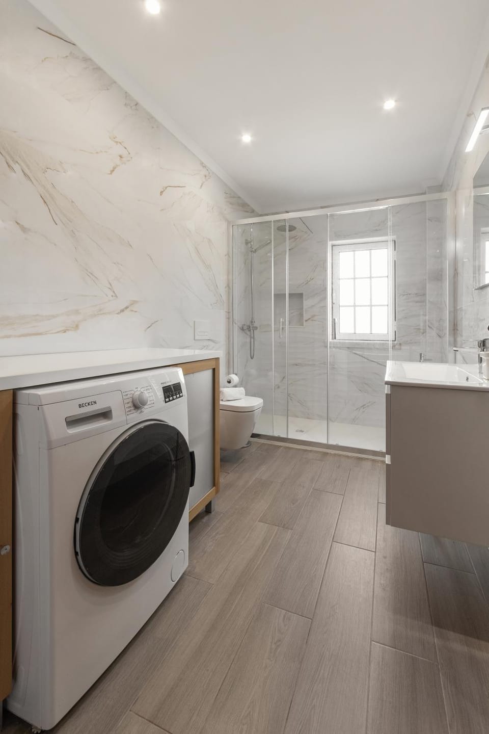 Bathroom, towels, washing machine