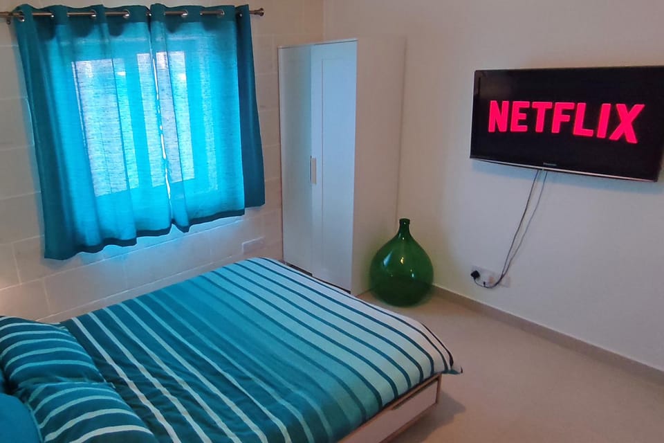 Bed, TV and multimedia, Bedroom, wardrobe