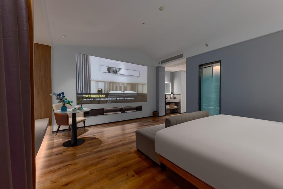 Bed, TV and multimedia, Bedroom