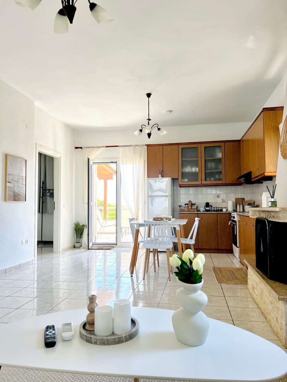 Kitchen or kitchenette, Living room, Dining area, fireplace, oven, pet friendly, stove, toaster