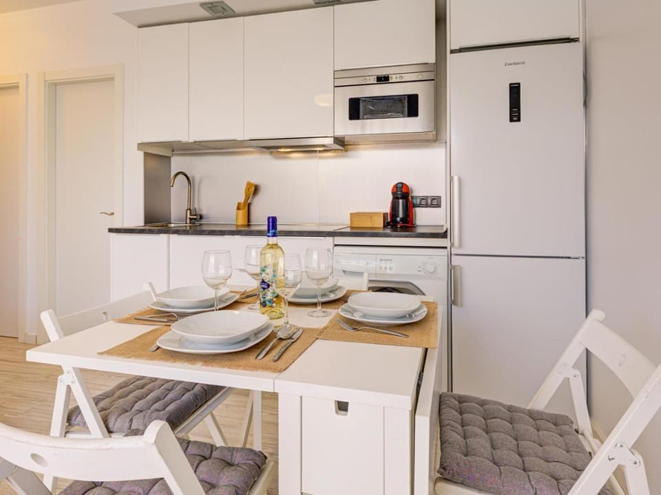 Kitchen or kitchenette, Dining area