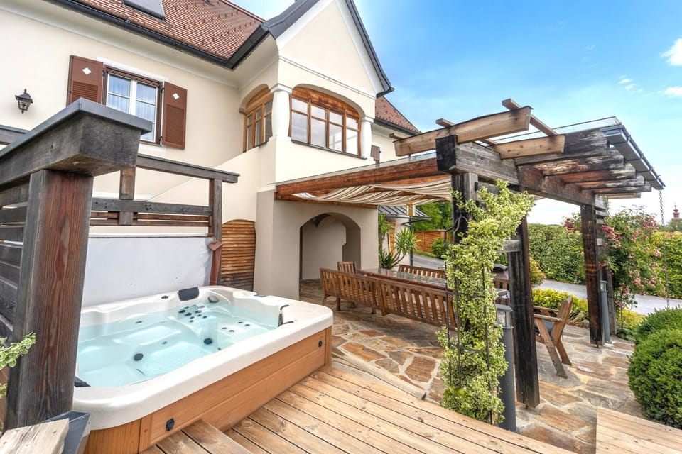 Property building, Garden, Hot Tub, Hot Tub, Balcony/Terrace, Pool view