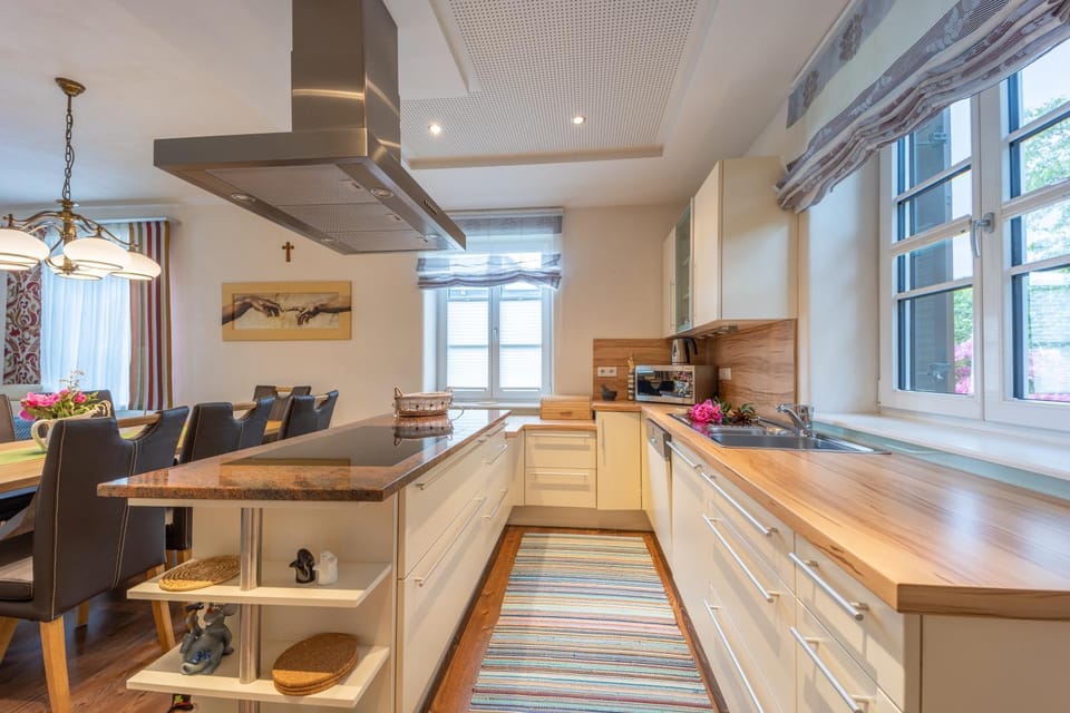Kitchen or kitchenette, Communal kitchen
