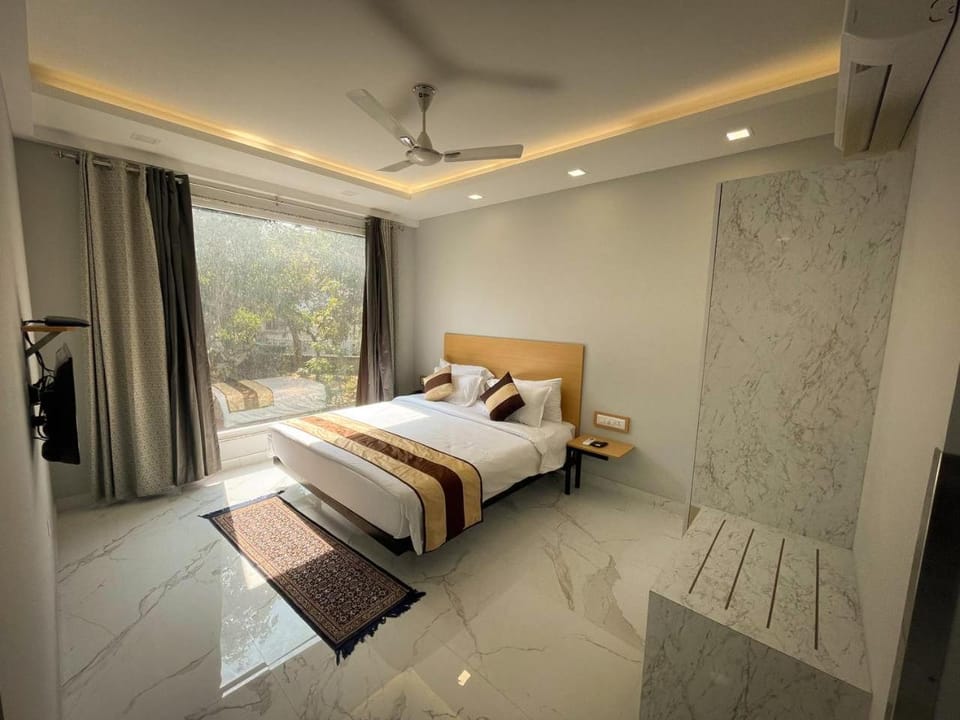 Bed, Photo of the whole room, Bedroom, fireplace, towels