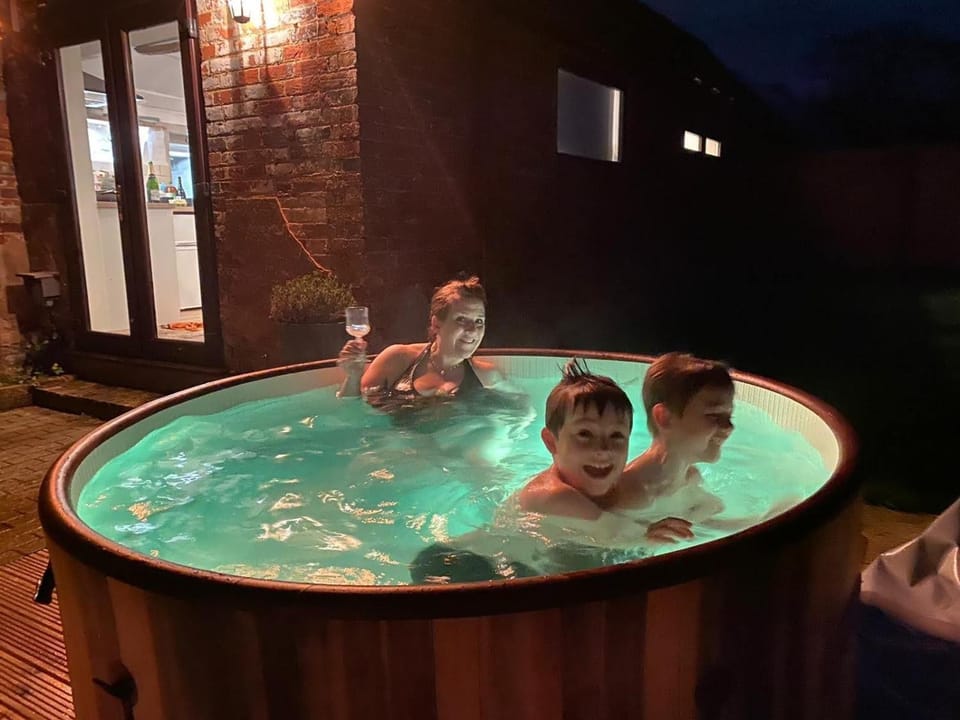 Beautiful Barn Conversion, 2 Bedroom, hot tub, sauna, gym, enclosed garden House in England