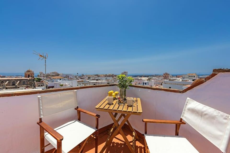 View (from property/room), Balcony/Terrace, City view, Sea view