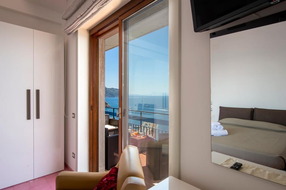 Natural landscape, View (from property/room), Balcony/Terrace, Bedroom, Sea view