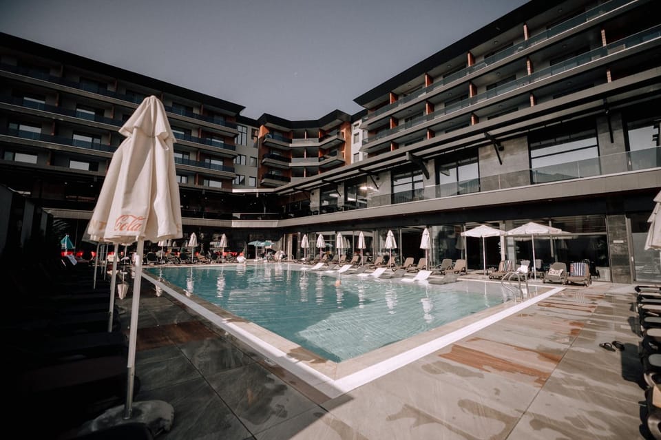Pool view, Pool view
