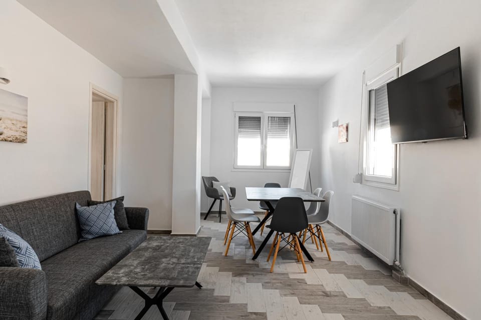 TV and multimedia, Living room, Seating area, Dining area