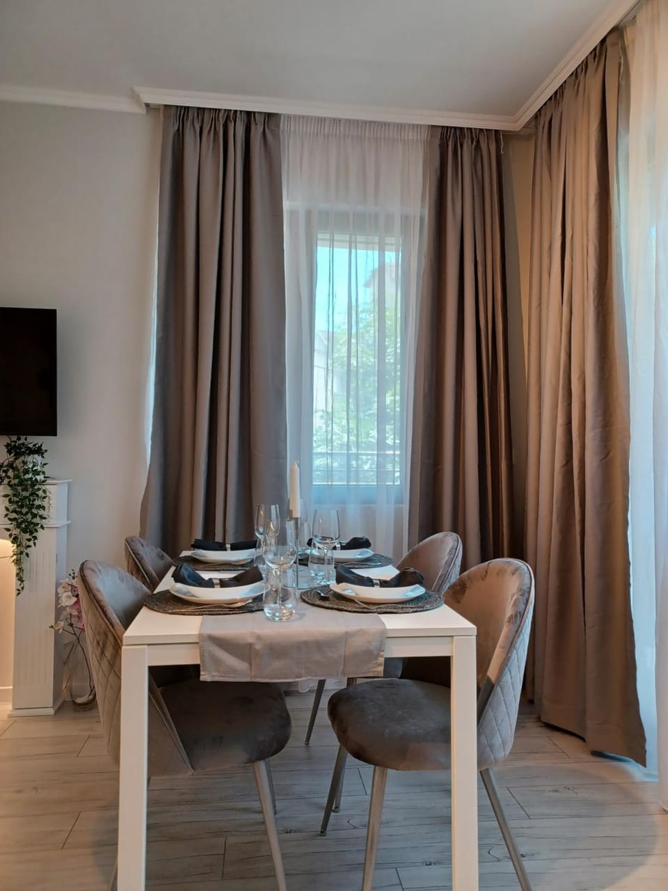 Living room, Dining area