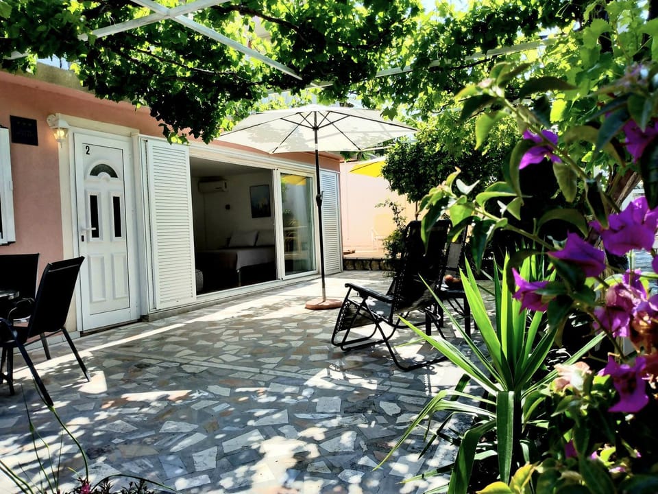 Patio, Spring, Day, Garden, Dining area, Garden view, sunbed