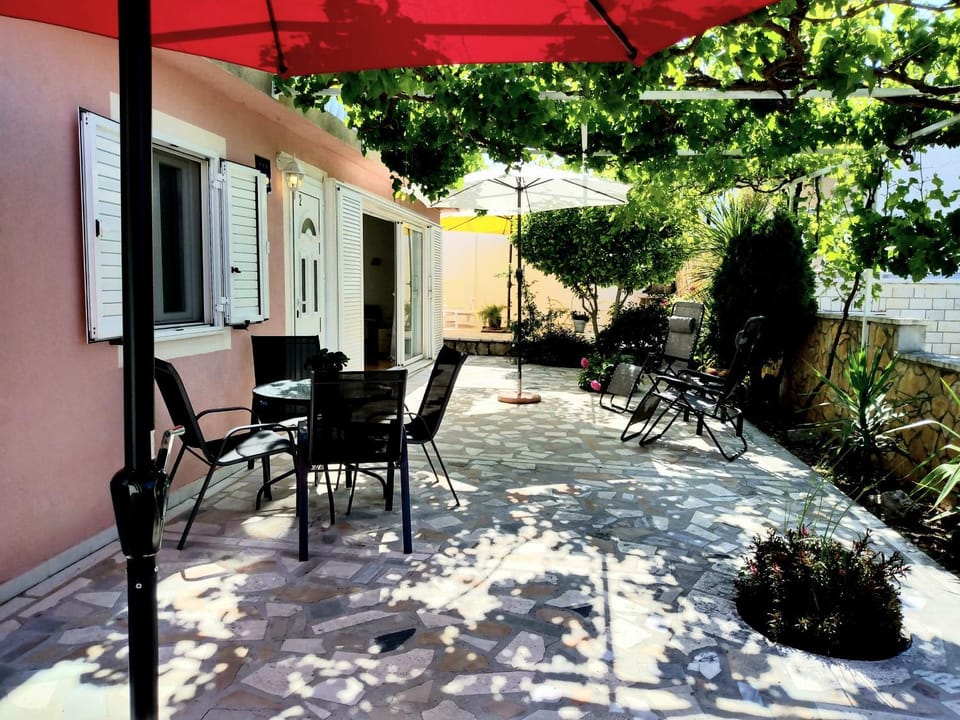 Patio, Spring, Day, Garden, View (from property/room), Dining area, Garden view, sunbed