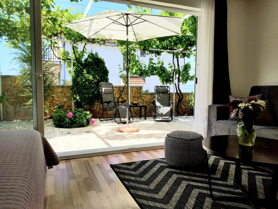 Patio, Day, Garden, View (from property/room), Living room, Seating area, Garden view, sunbed