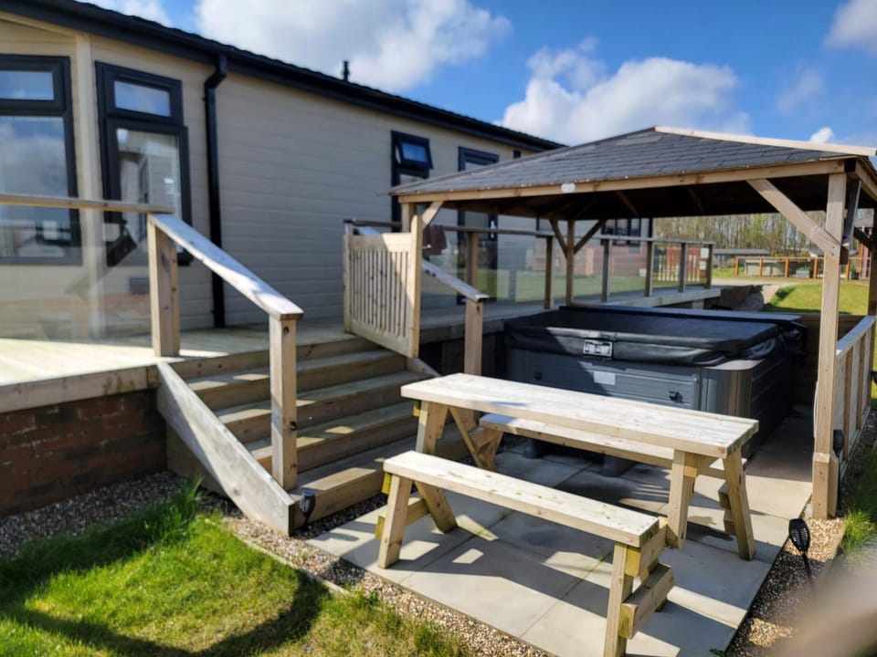 Pet Friendly 2-Bed Luxury Lodge in Routh w HotTub House in England