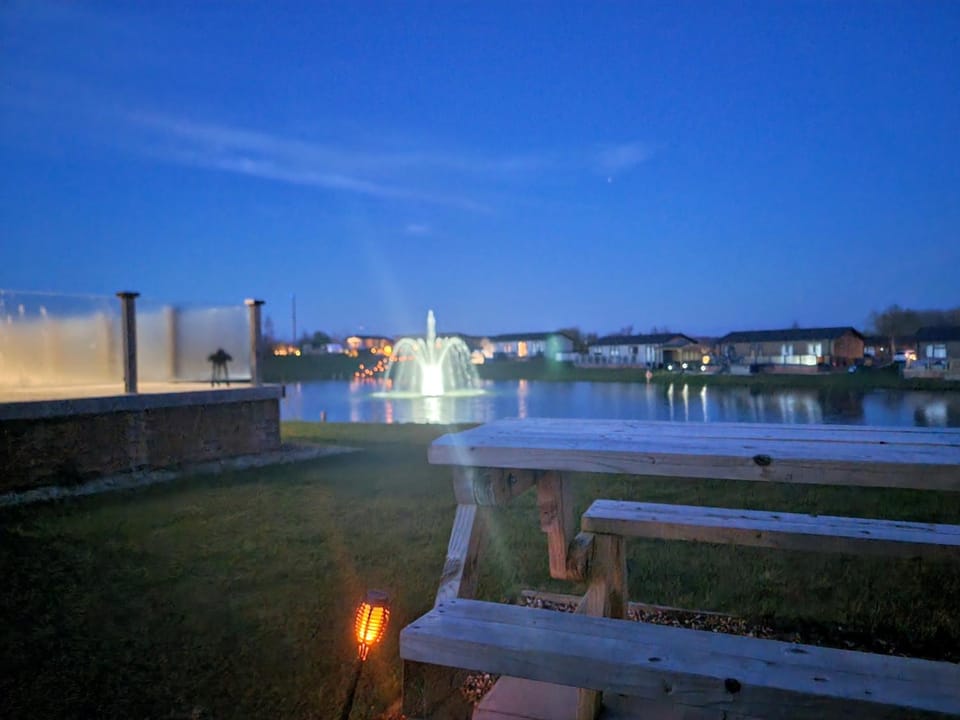 Pet Friendly 2-Bed Luxury Lodge in Routh w HotTub House in England