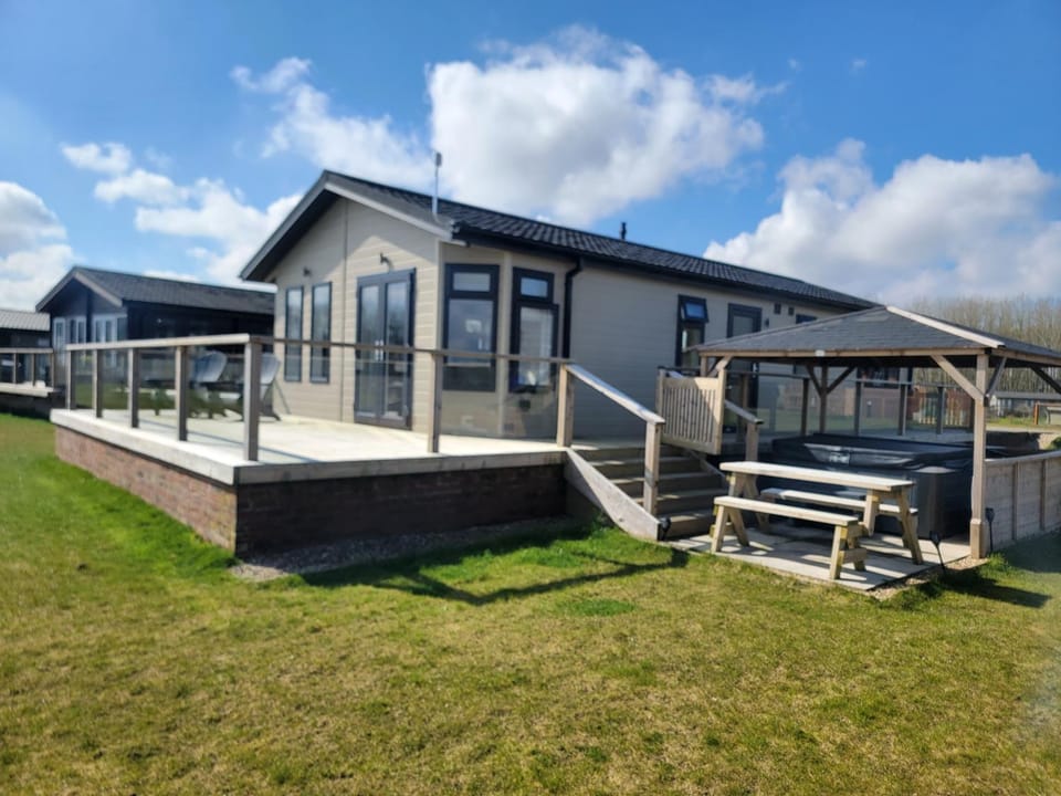 Pet Friendly 2-Bed Luxury Lodge in Routh w HotTub House in England