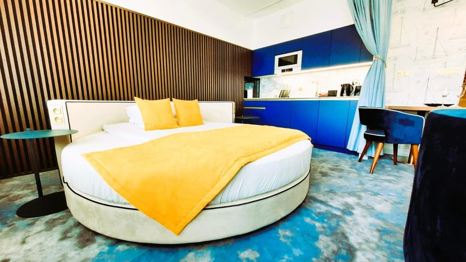 Bed, Kitchen or kitchenette, Bedroom
