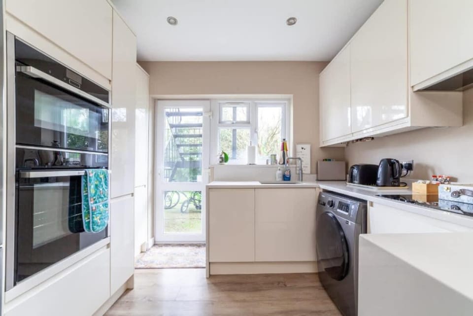 Garden Flat short walk to Kingston & Richmond Park Apartment in Kingston upon Thames