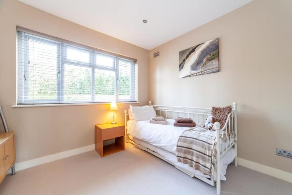 Garden Flat short walk to Kingston & Richmond Park Apartment in Kingston upon Thames