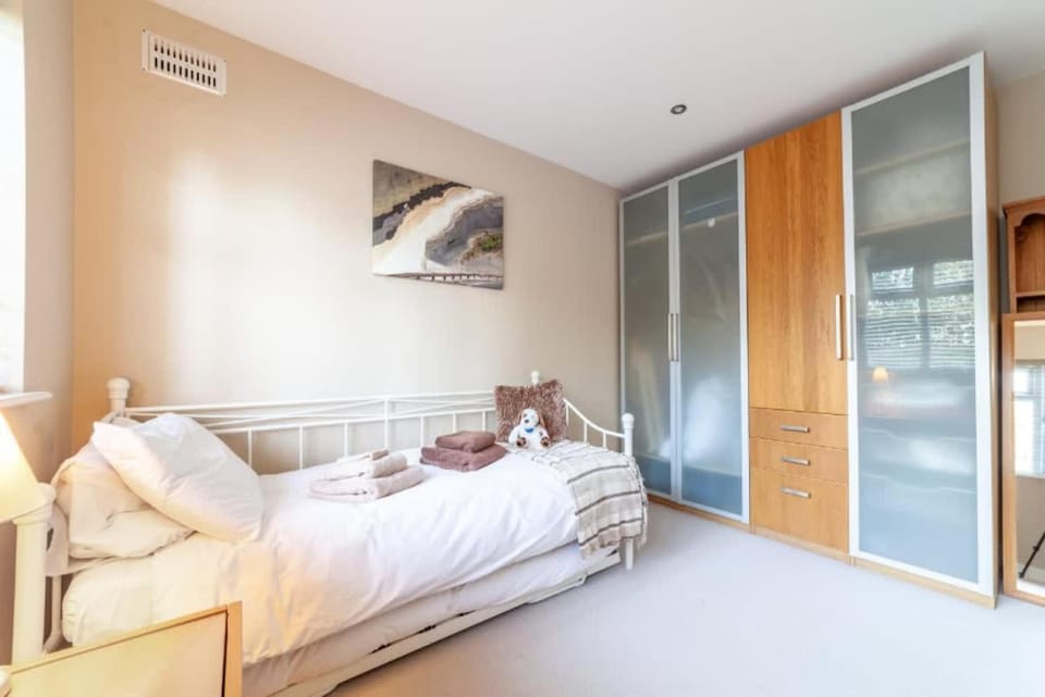 Garden Flat short walk to Kingston & Richmond Park Apartment in Kingston upon Thames