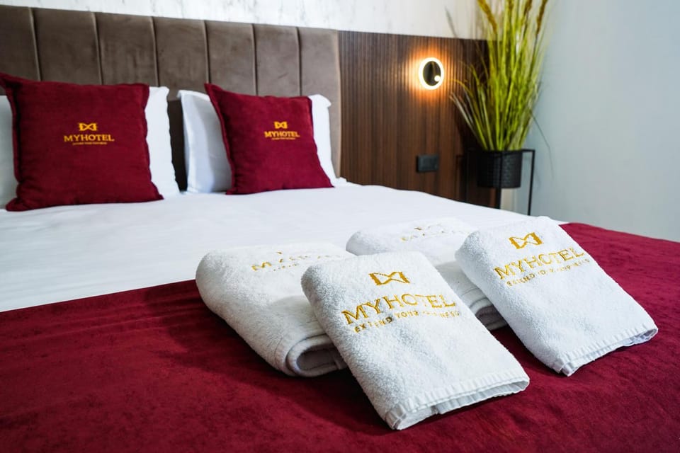 Bed, Bedroom, towels