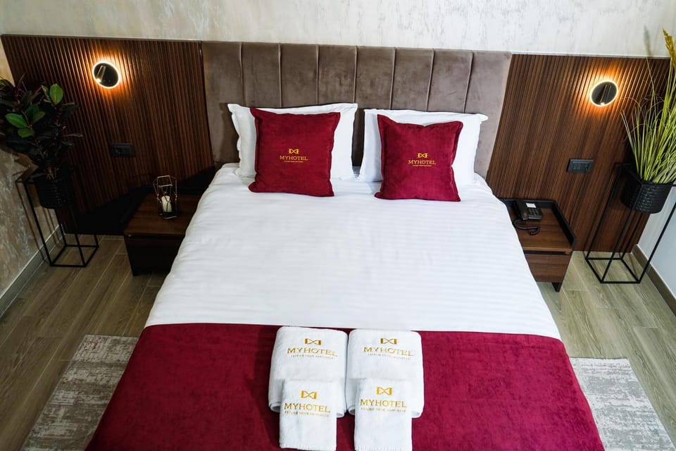 Bed, Photo of the whole room, Bedroom, towels