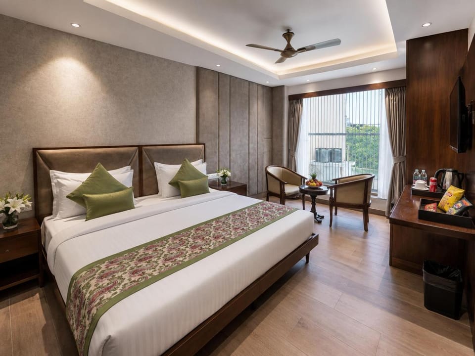 Bed, TV and multimedia, Living room, Photo of the whole room, Seating area, Bedroom, wardrobe