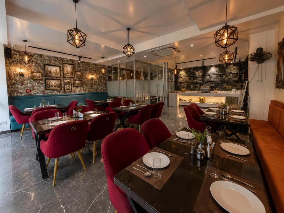 Restaurant/places to eat, Restaurant/places to eat, Living room, Banquet/Function facilities, Seating area