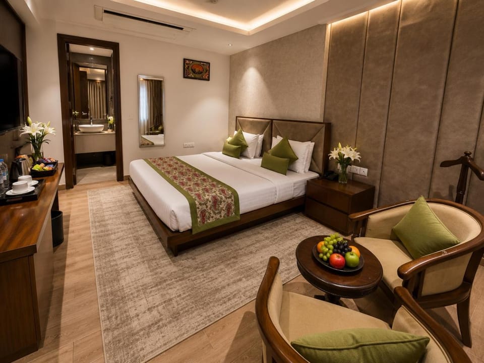 Bed, TV and multimedia, Photo of the whole room, Seating area, Bedroom