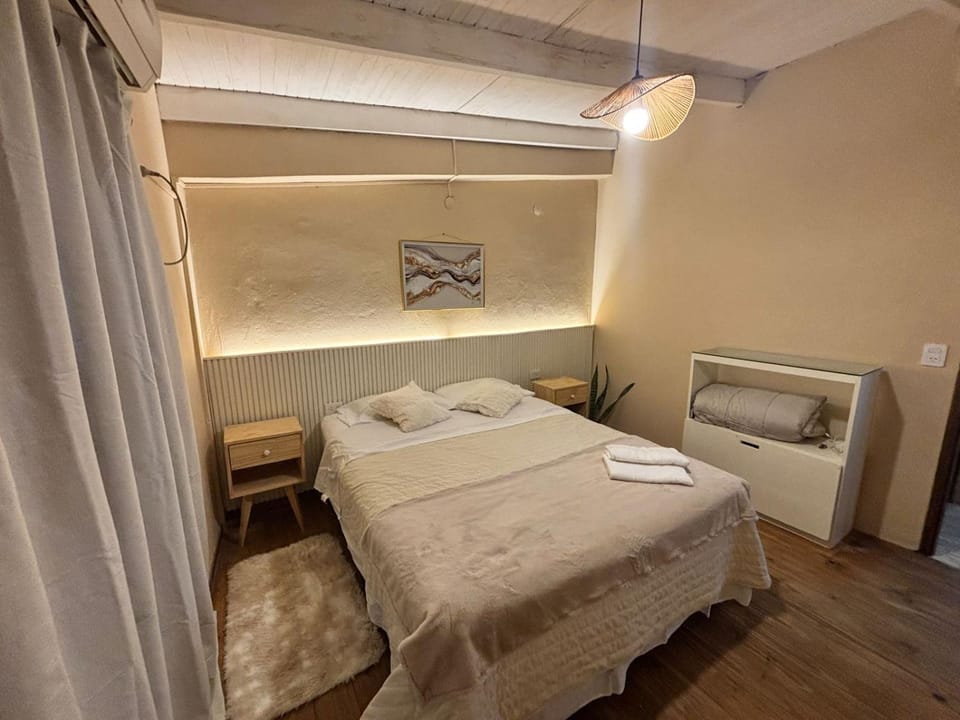 Bed, Photo of the whole room, Bedroom, internet, towels, air conditioner