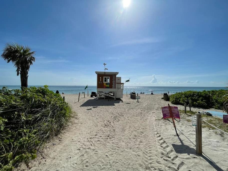 LUXURY APARTMENT WITH AMAZING VIEWS BY rent4us House in Hollywood Beach